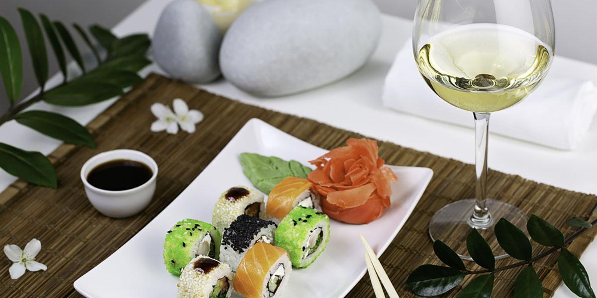 Sushi y vino blanco