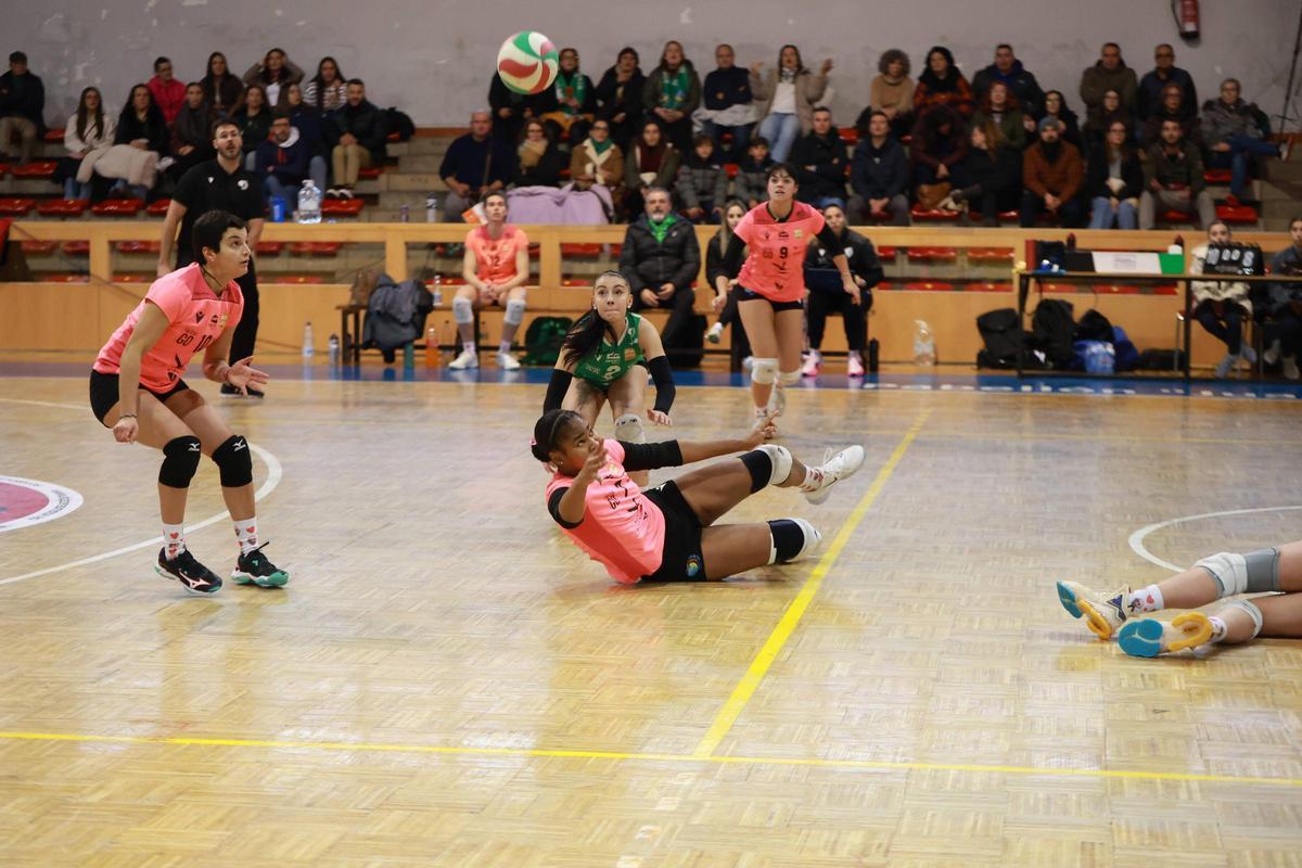 Las jugadoras del Arroyo se lanzan para salvar una bola.