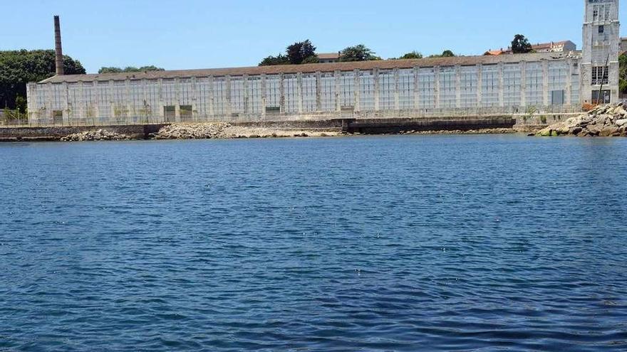 Vista de la fábrica de Massó desde el mar. // Gonzalo Núñez