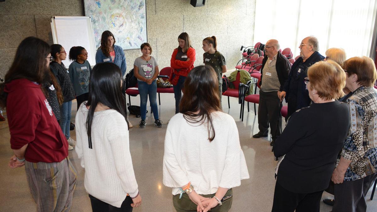 Infantes y ancianos debaten en Rubí.