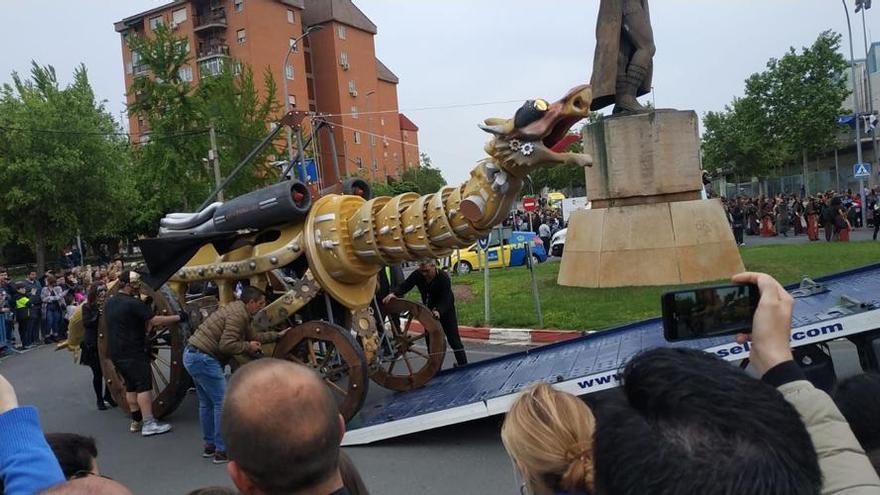 Una avería en el motor obliga a remolcar en una grúa al dragón de San Jorge