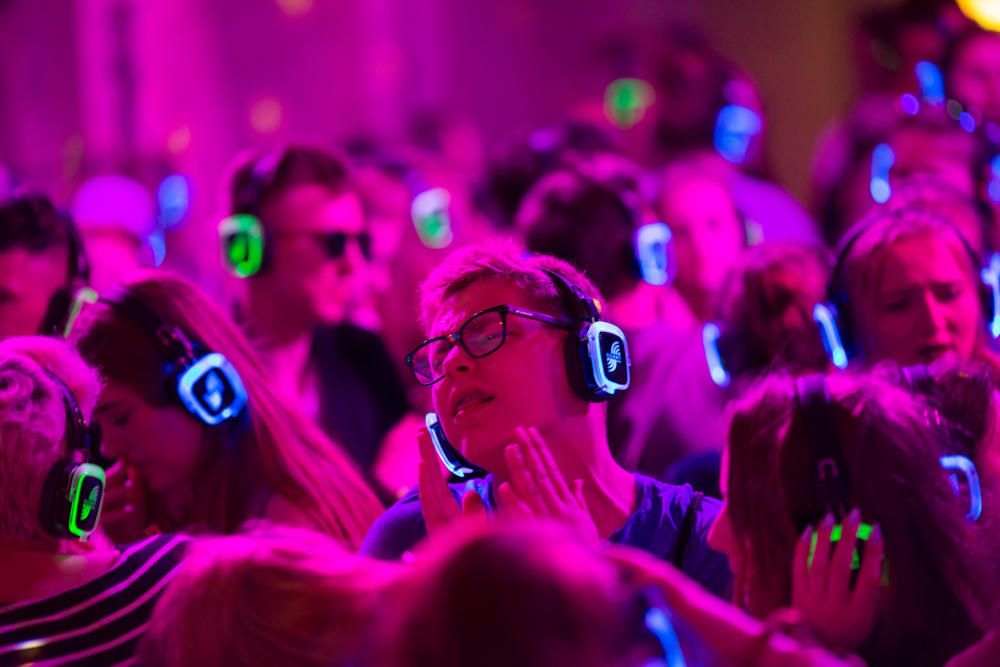 Asistentes a un festival de música electrónica con auriculares en Ddynia, Polonia.