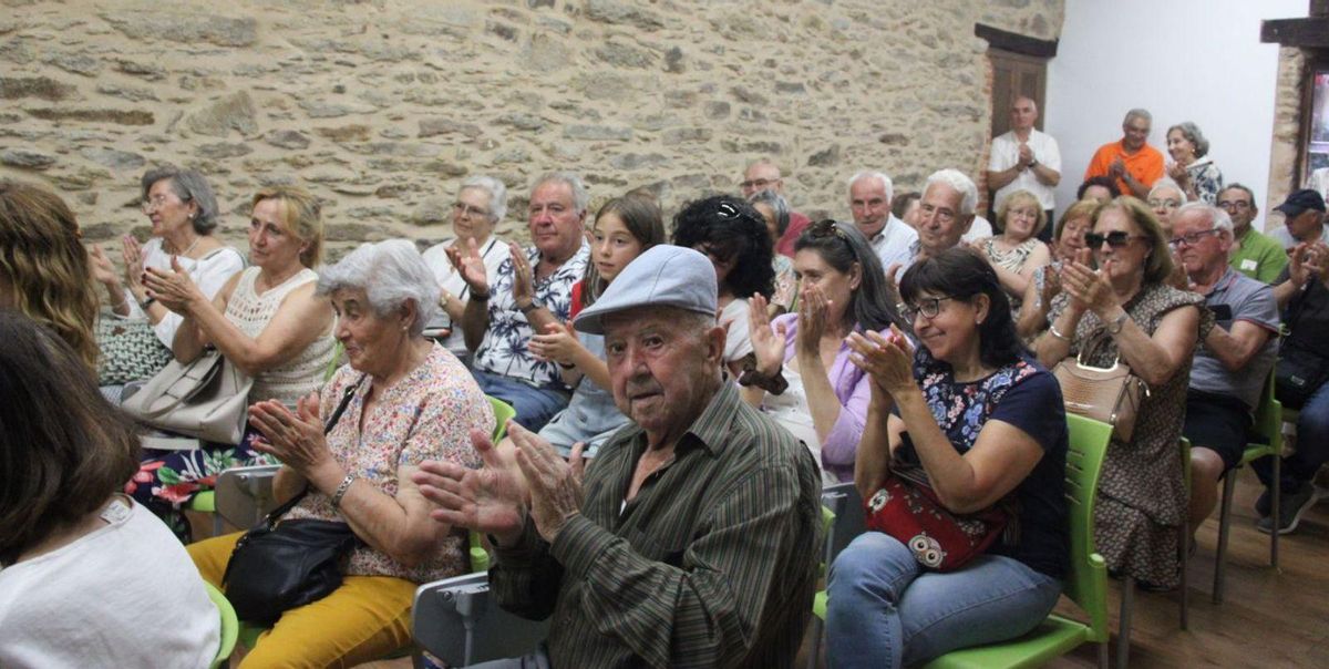 Mari Paz Gallego (derecha) y la concejala de Cultura, Luisa Velasco.
