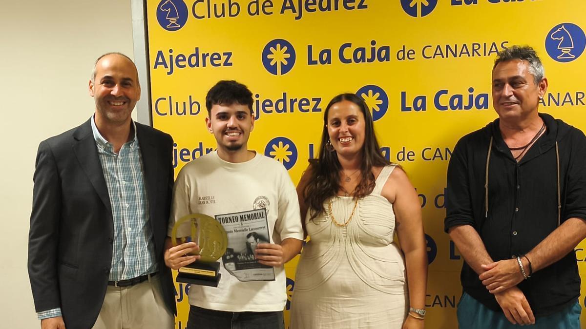 El ganador del Memorial, Diego Moreno Diepa, con Ignacio y Alicia Menvielle, y el vocal del Colegio de Ingenieros, Canales y Puertos, David Campo, patrocinador del evento.