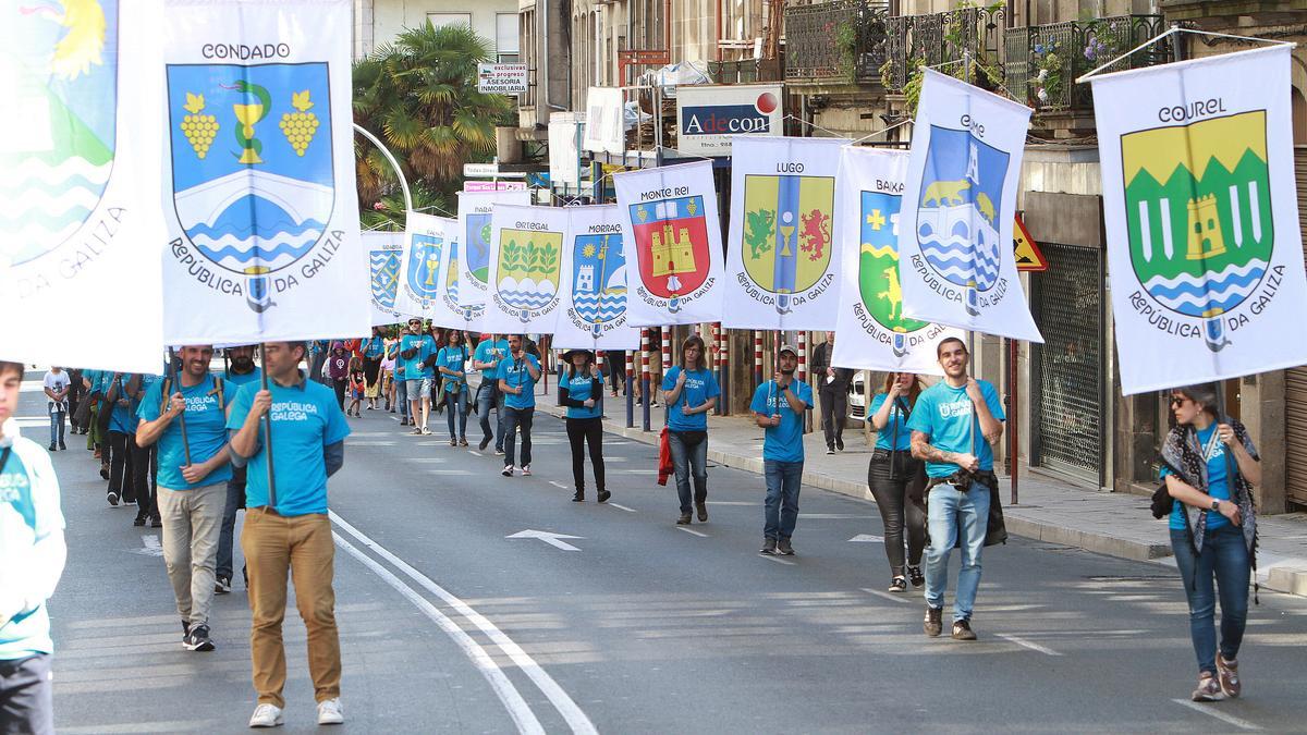 Os participantes portaban escudos históricos das diferentes comarcas de Galicia.