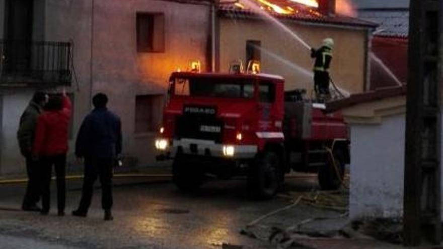 El tejado de la vivienda donde se originó el incendio.