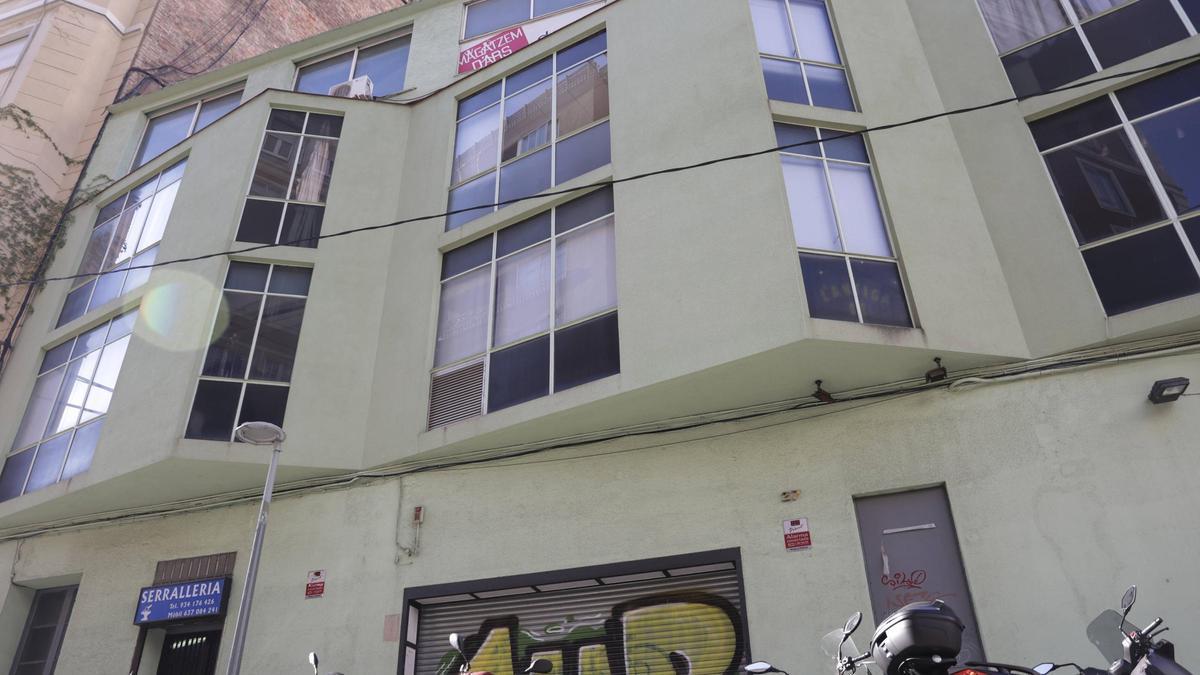 Exterior del clausurado Club Billares Arts, que será una residencia geriátrica