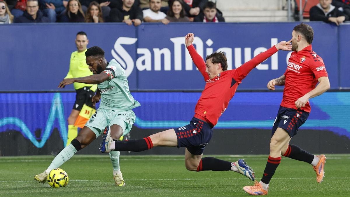 El delantero del Athletic Bilbao Iñaki Williams (i) durante el encuentro ante Osasuna.