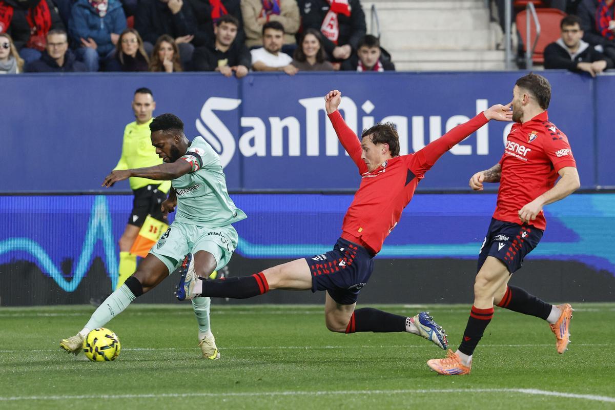 El delantero del Athletic Bilbao Iñaki Williams (i) durante el encuentro ante Osasuna.