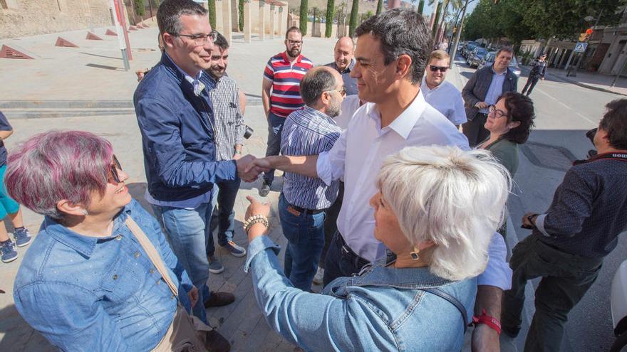 Pedro Sánchez se pasea por Orihuela y pide &quot;regenerar el PSOE&quot;