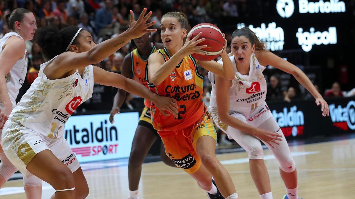 Laia Lamana, en una partido con el Valencia Basket ante el Casademont Zaragoza