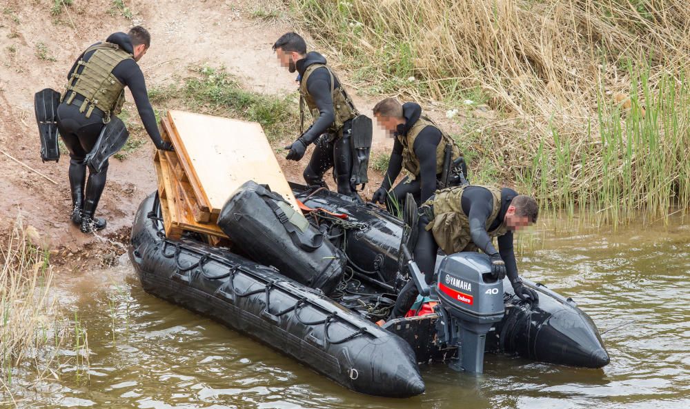 Los soldados han saltado con trajes de neopreno y con bolsas estancas para la indumentaria de tierra y las armas