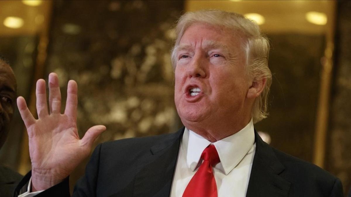 Donald Trump habla con los periodistas en la Trump Tower de Nueva York.