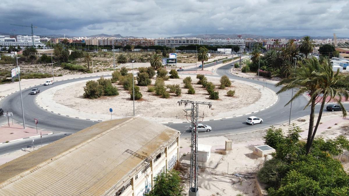 La rotonda que debería unir la primera y la segunda fase de la Ronda Sur, que era uno de los proyectos estrella de Mazón para Elche.