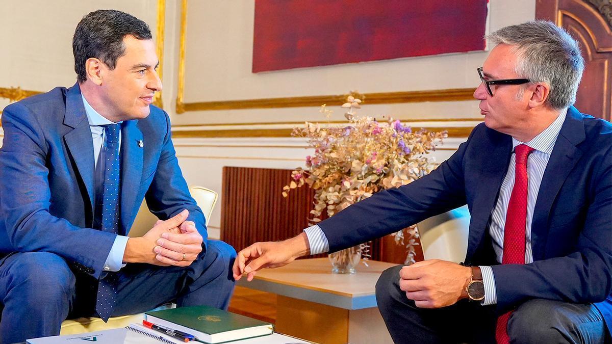 El presidente de la Junta de Andalucía, Juanma Moreno (i) y el portavoz del Grupo Parlamentario Vox, Manuel Gavira (d).