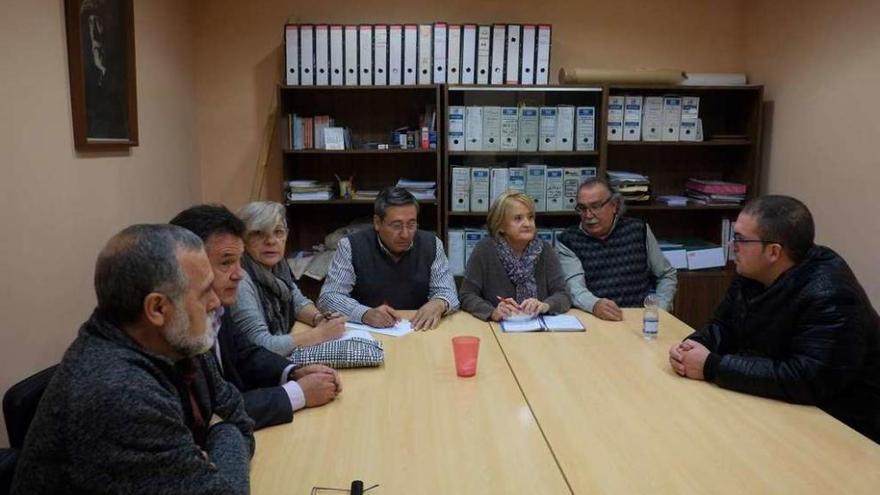 La Ejecutiva Local del PSOE reunida de urgencia en la tarde de ayer.