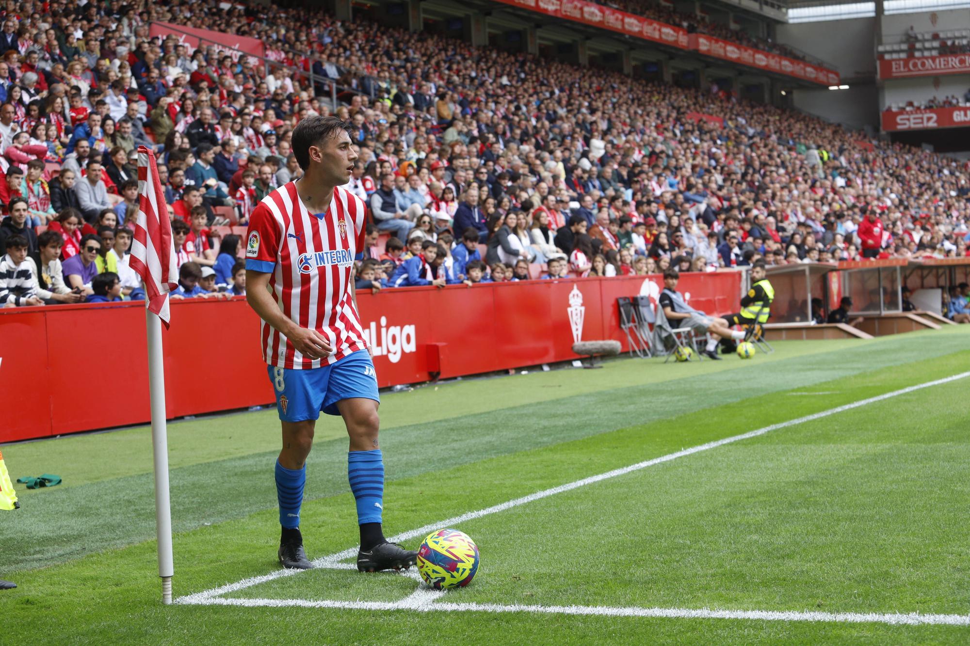 EN IMÁGENES: El Sporting vence al Lugo en El Molinón con un gran ambiente