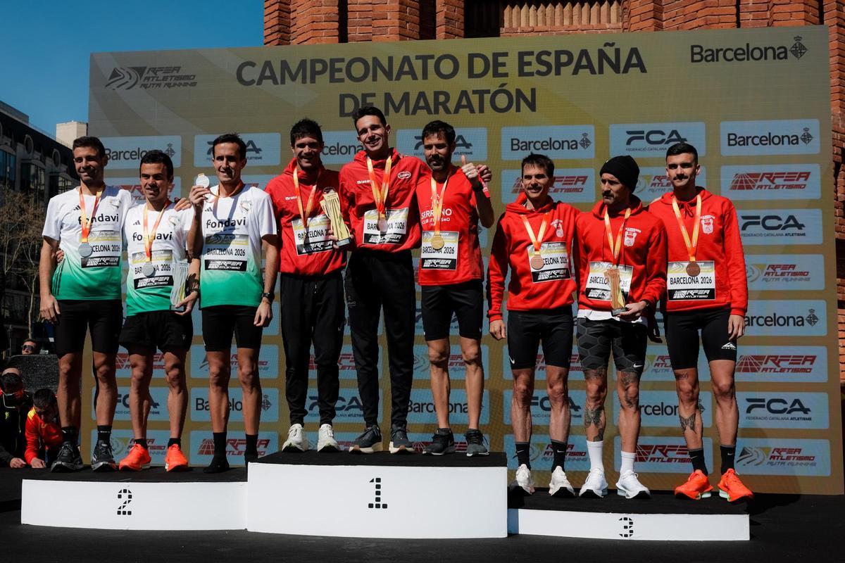 Los corredores del Cárnicas Serrano, en lo alto del podio en Barcelona.