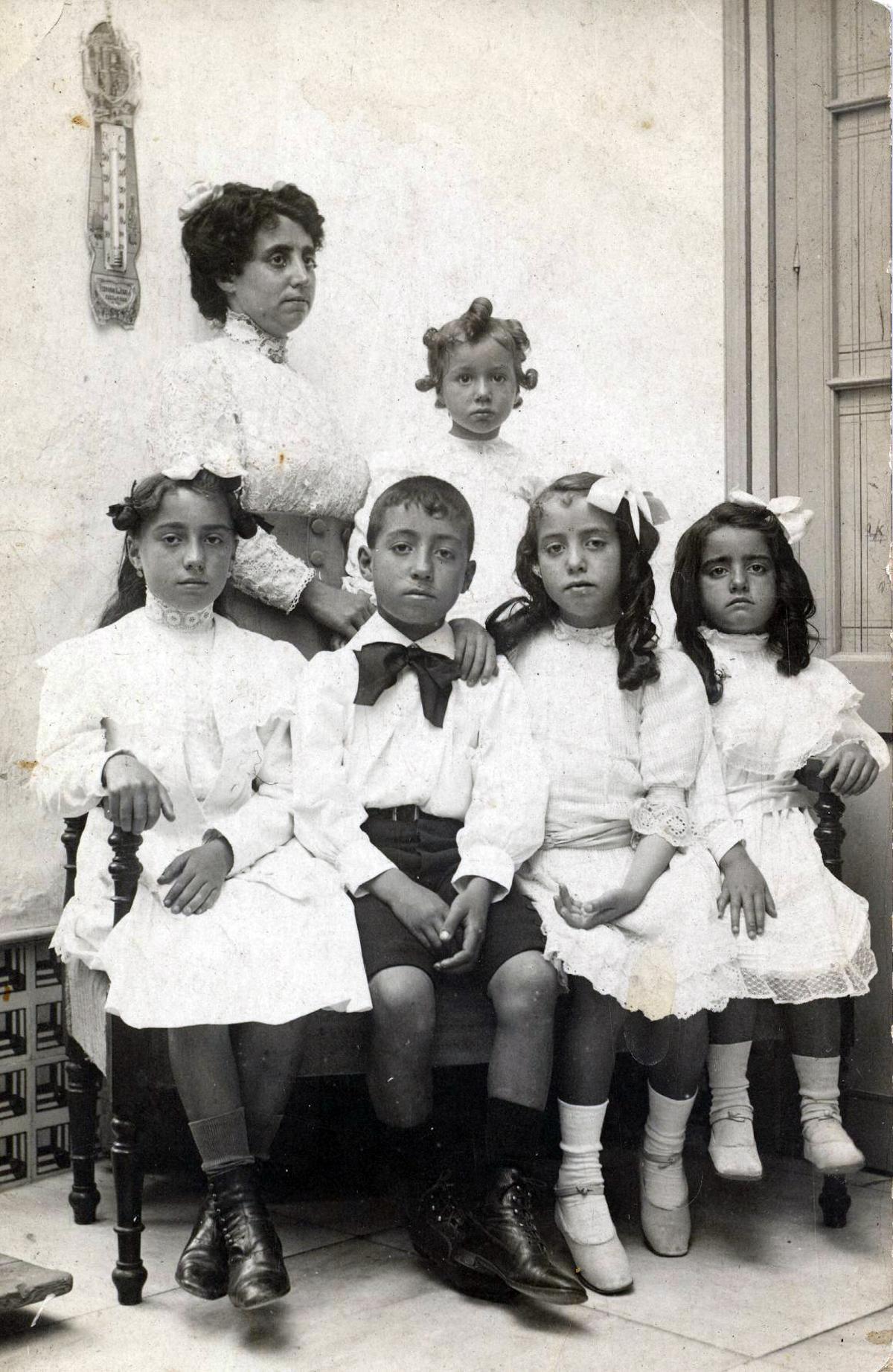 Juan Planelles con su madre, Amparo, y sus hermanos.