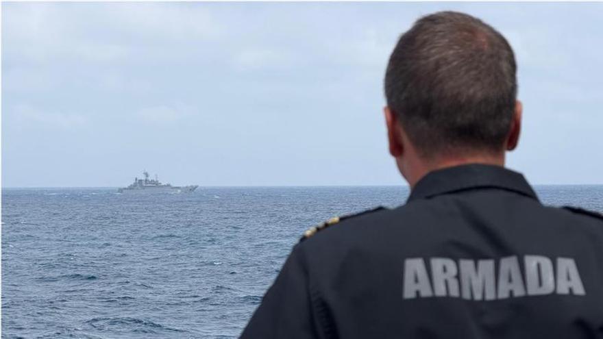El BAM 'Meteoro' de la Armada Española, con base en el Puerto de Las Palmas, vigila un buque ruso en aguas de Canarias
