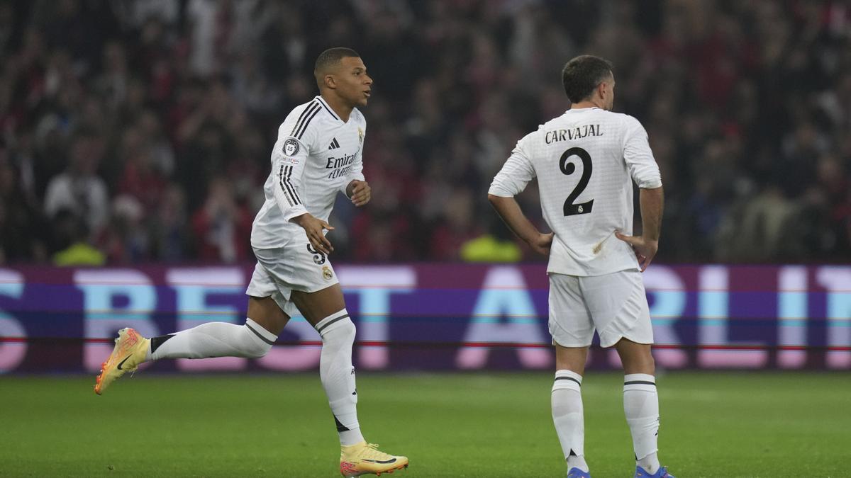 Kylian Mbappé y Dani Carvajal, jugadores del Real Madrid, durante la primera derrota en 37 partidos del equipo blanco.
