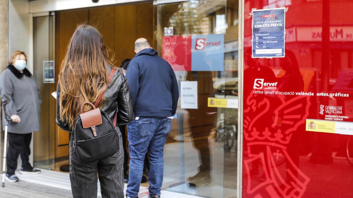 Varias personas con cita previa esperan para entrar en una oficina de Empleo de València.