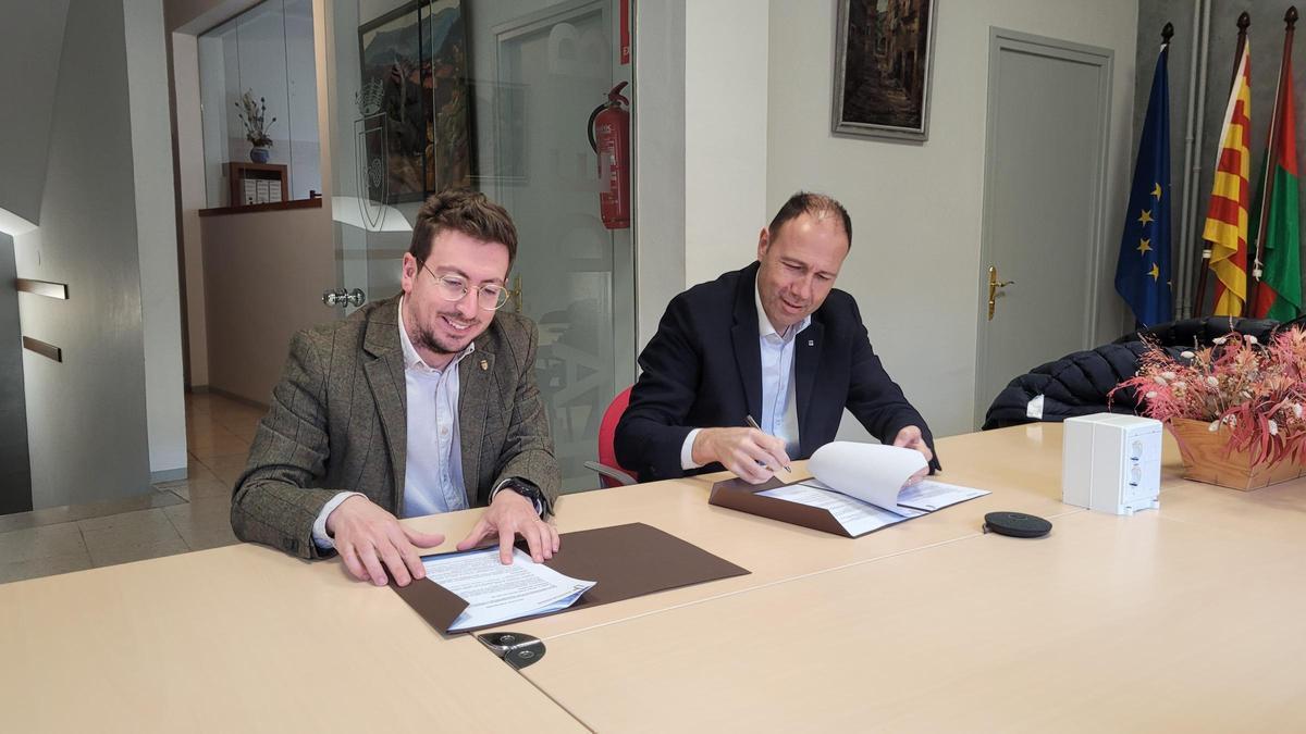 Lluís Casas i Berni Álvarez, en el moment de la signatura del protocol d'intencions