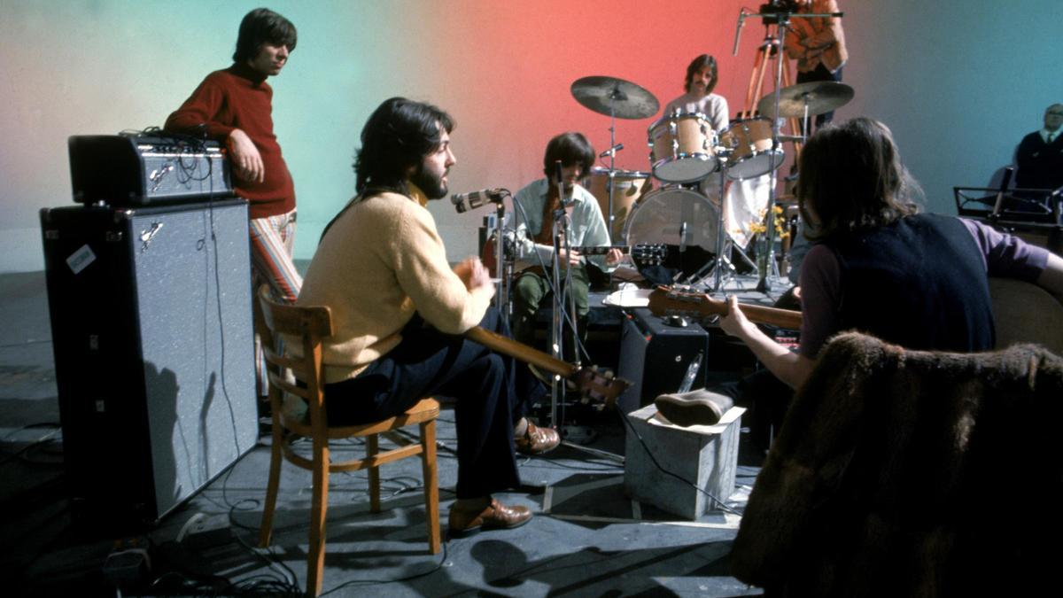 Los Beatles y el productor Glyn Johns (izquierda), en una imagen de 'Let it be'