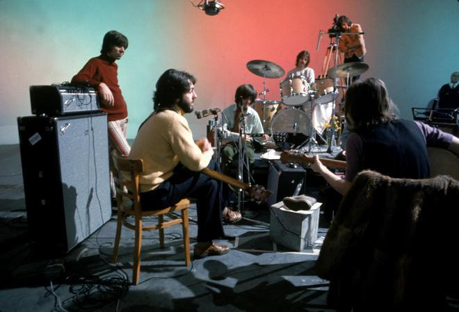 Los Beatles y el productor Glyn Johns (izquierda), en una imagen de Let it be