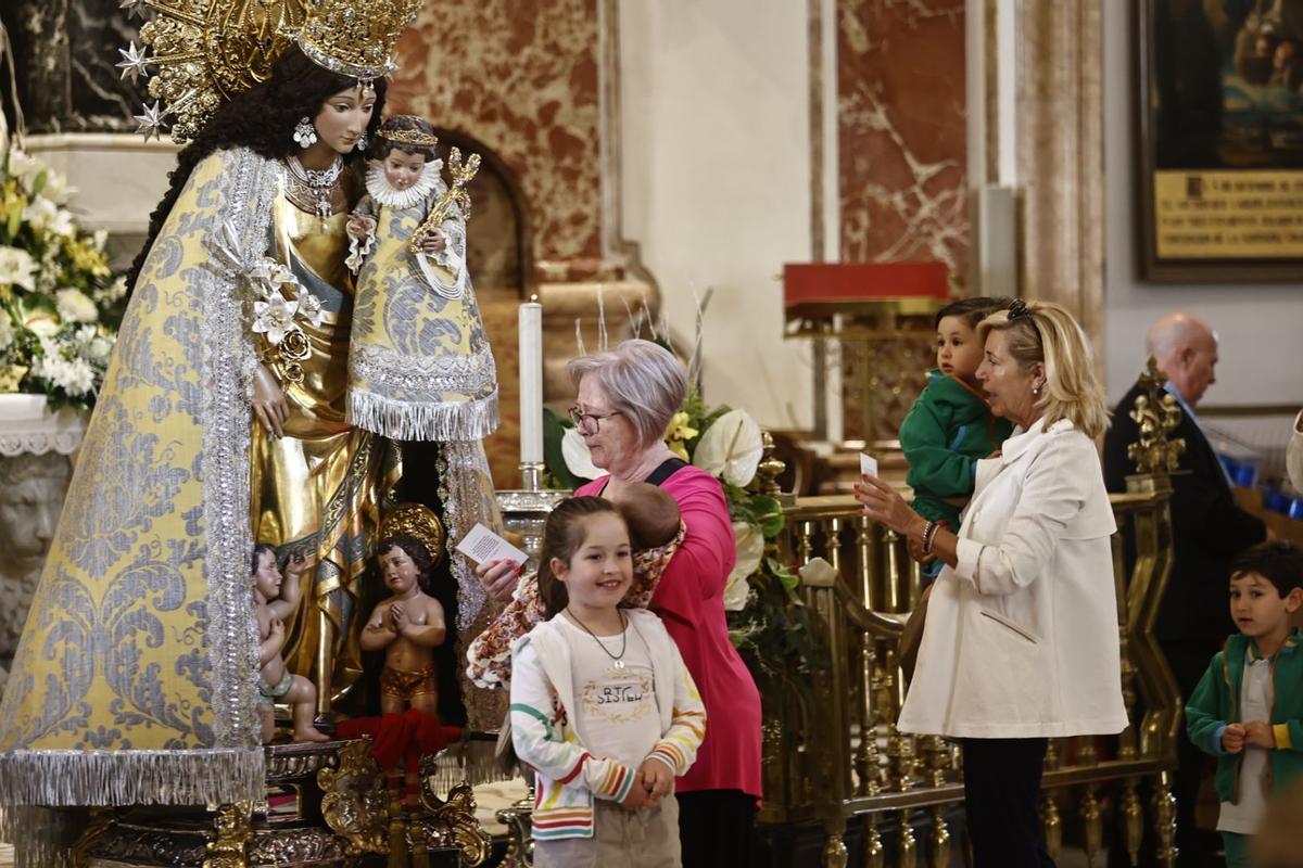 El Besamanos acoge a miles de fieles ante la Virgen