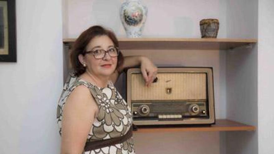 En la imagen de arriba: María de la Peña posa junto a la radio en la que su abuelo, el Topo de Mijas, escuchó en 1969 que el régimen amnistiaba los delitos cometidos durante la Guerra Civil. En la de abajo: Manuel Cortés escucha esa misma radio en su casa de Mijas.