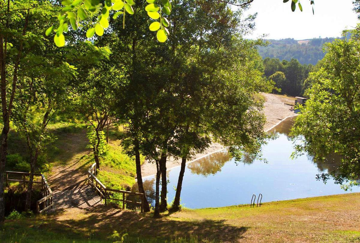 Vista de la playa fluvial de Sanguiñedo