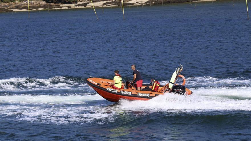 Una embarcación de Emerxencias de Vilagarcía, frente a la isla de Cortegada. |  Noé Parga