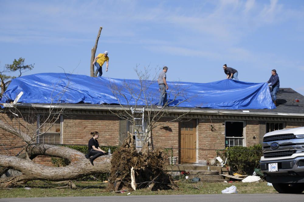 El azote de "devastadores" tornados deja al menos 25 muertos en EE.UU.