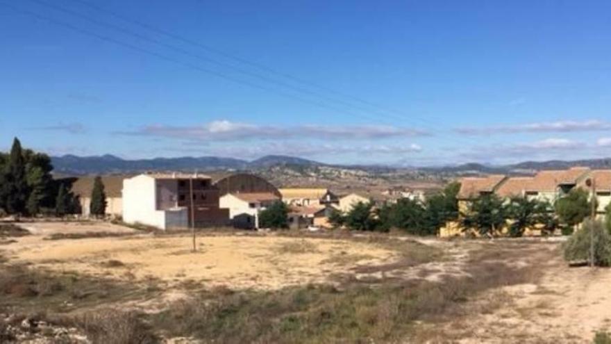 El solar donde está previsto que se construya el nuevo colegio de Pliego.