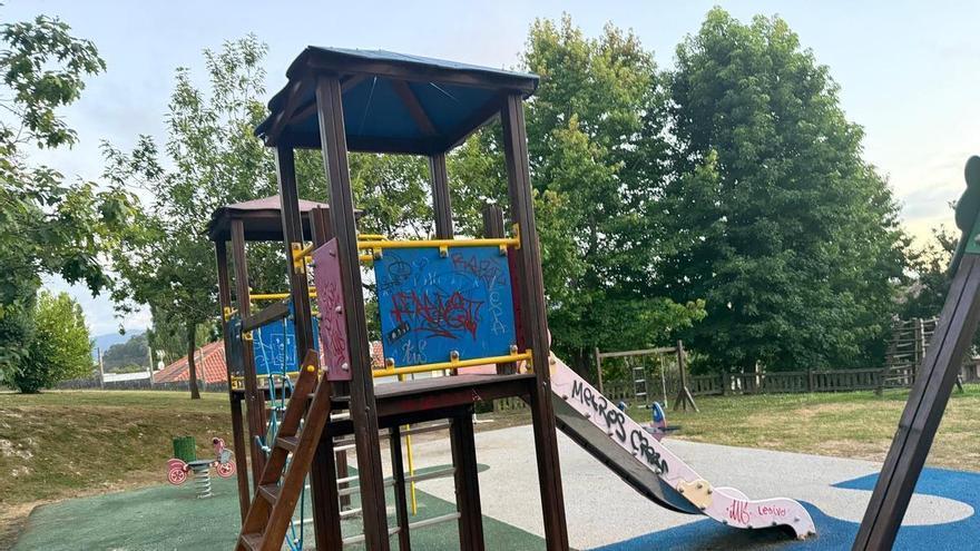 Pintadas, porros y enfrentamientos en un parque infantil de Nigrán