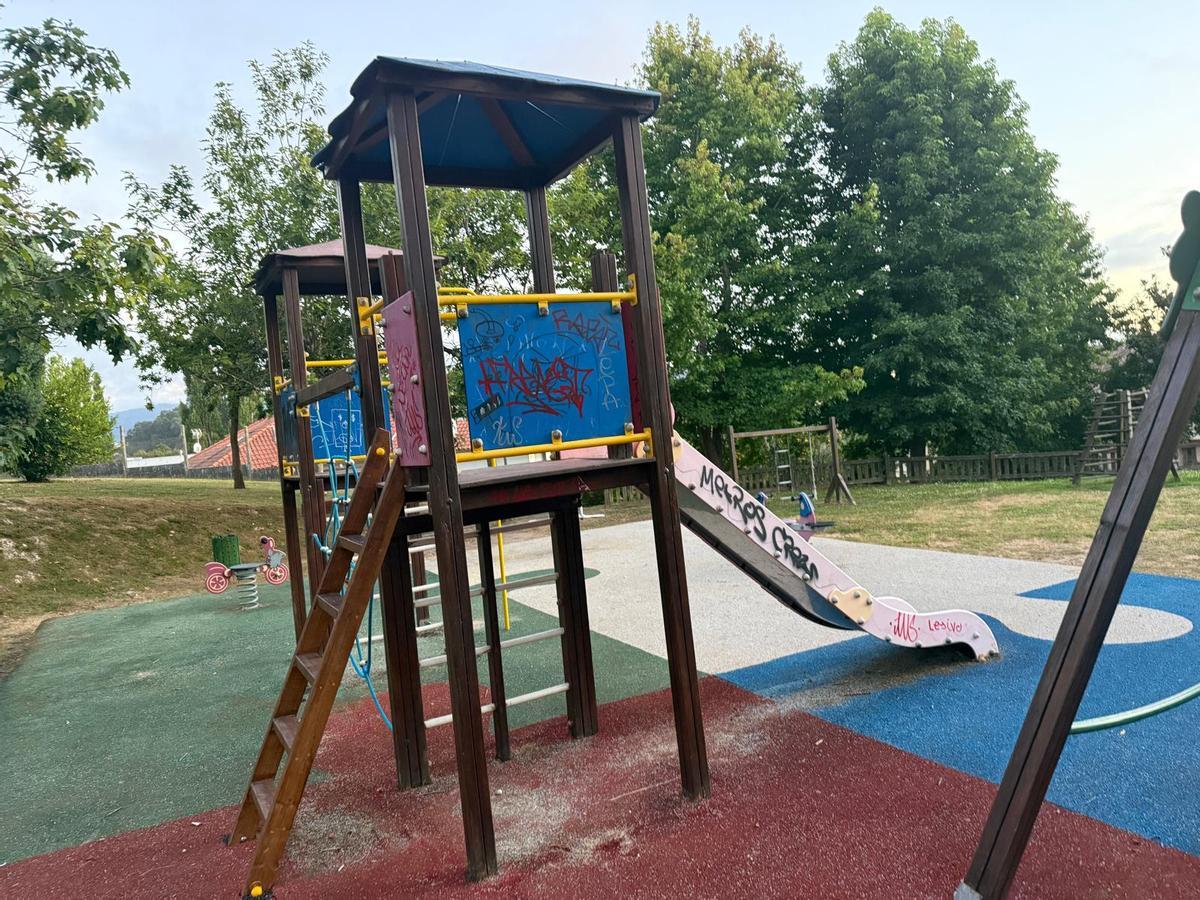 Pintadas, porros y enfrentamientos en un parque infantil de Nigrán