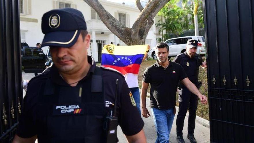 Leopoldo López desafía la orden de captura y anuncia más alzamientos
