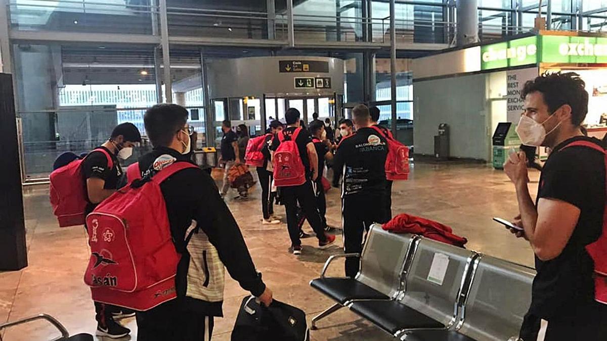 El equipo lalinense partió ayer en avión hacia Alicante.