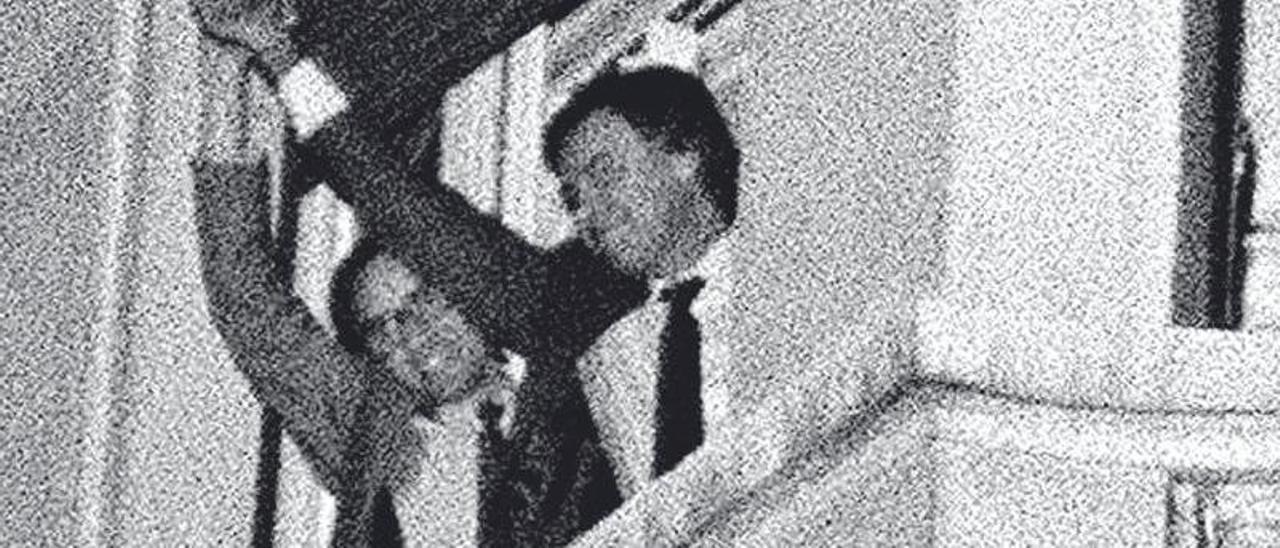 Felipe González y Alfonso Guerra en el balcón de la suite 110 del hotel Palace.