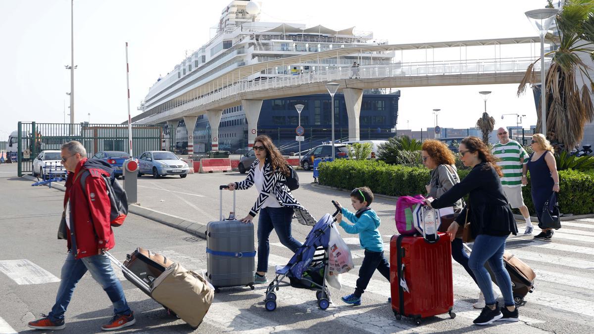 Una familia de turistas llegando al puerto de València en uno de los ferris procedente de las Islas Baleares.