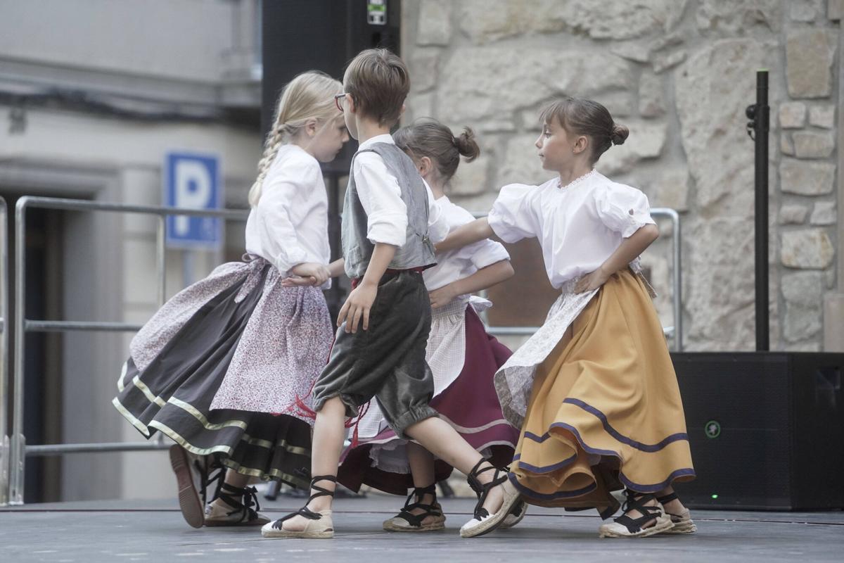 SANT VICENÇ DE CASTELLET . FESTA MAJOR XXXII TROBADA GEGANTS . ESBART ESCOLA DE DANSA . PIKBE PELS CARERS . CERCAVILA