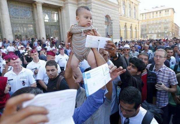 Fotogalería de miles de refugiados protestando ante la estación de trenes de Budapest cerrada