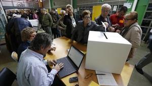 Gente votando el 9-N en el IES can Vilamaru.