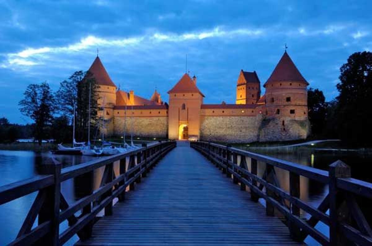 El Castillo Trakai iluminado de noche.