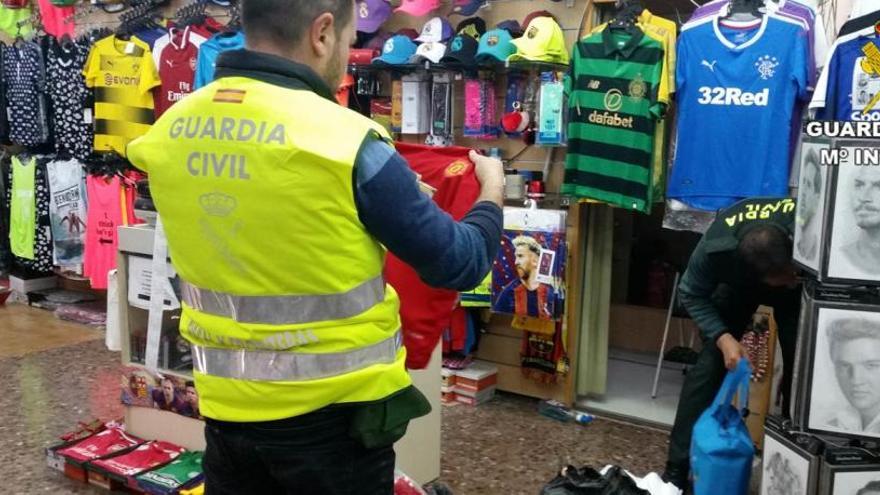 La Guardia Civil incauta más de 500 prendas falsificadas en tiendas de Benidorm