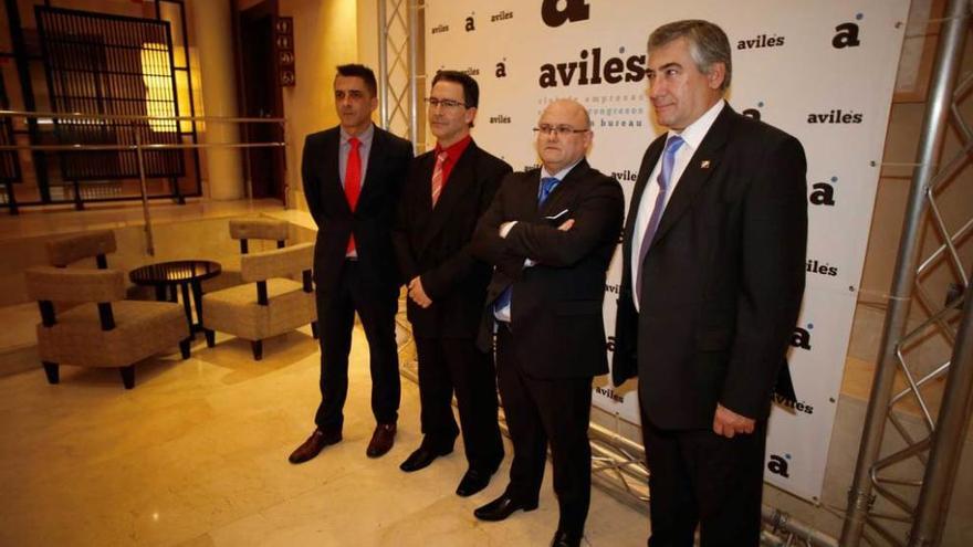 Por la izquierda, Raúl Fernández Martín, vicepresidente de Avilés Club de Empresas, Juan Casas, Francisco Fernández Cuervo-Arango y José Ramón Rumoroso.