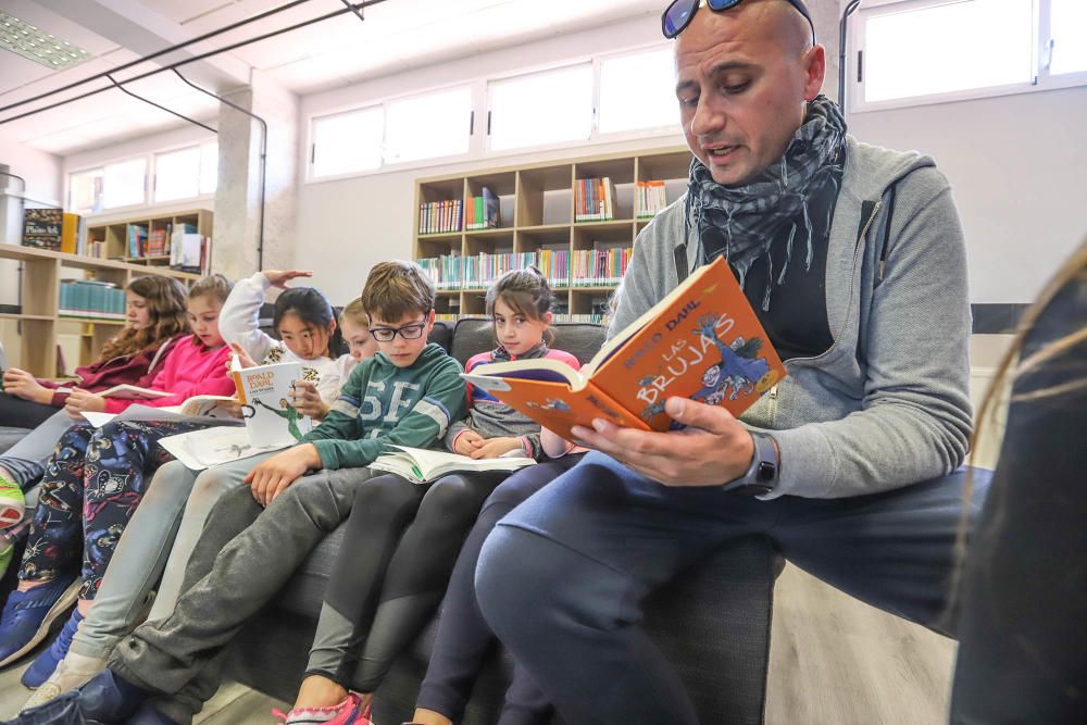 El centro pone en marcha un espacio multiusos para un alumnado diverso, con más de un 60% de extranjeros y muy bien acogido por la comunidad escolar de Orihuela Costa