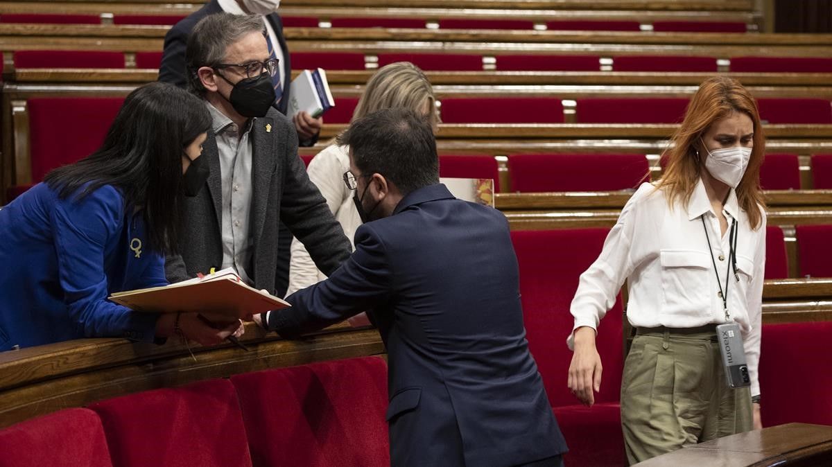 Barcelona 13 05 2021 Politica Sesion de control en el Parlament de Catalunya En la foto  Pere Aragones (ERC)  charla con Marta Vilalta y Josep Maria Jose mientras Jessica Albilach  diputada de En Comu Podem pasa por detras  Foto de Ferran Nadeu