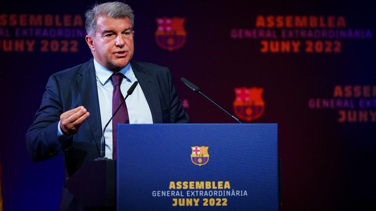 Laporta se dirige a los compromisarios en el Auditori 1899 del Camp Nou.